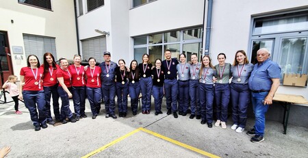 Na sliki zmagovalne ekipe v posameznih kategorijah_ na desni je tudi župan Franc Čebulj